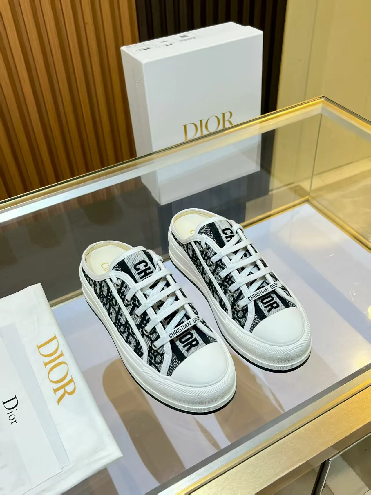 Factory direct sales p520🐘🐘Women's shoes Women's clothing 2025 Walk'n'Dior embroidered mid-top casual shoes are new. On the fashion stage, Dior embroidered shoes are the well-deserved protagonist. Delicate stitching is used on the upper, every stitch is devoted to the craftsman's efforts, and every thread is woven with artistic poetry. From complex floral patterns to smart geometric textures, embroidery is like the magic that gives shoes life, allowing them to show dynamic beauty even in static conditions.   Wearing Dior embroidered shoes feels like stepping into a dream world full of art. It is not only a pair of shoes, but also a walking piece of art that perfectly integrates fashion and culture. Whether you are strolling on the bustling city streets or attending important social occasions, Dior embroidered shoes can add unique charm to your style and become the focus of everyone's attention.   Choosing Dior embroidered shoes means choosing a persistent pursuit of quality and a unique understanding of fashion. Let it accompany you through every wonderful moment and leave your own fashion mark.  Material: Sheepskin lining, feet, silk cowhide, size 35-41, heel height 5cm